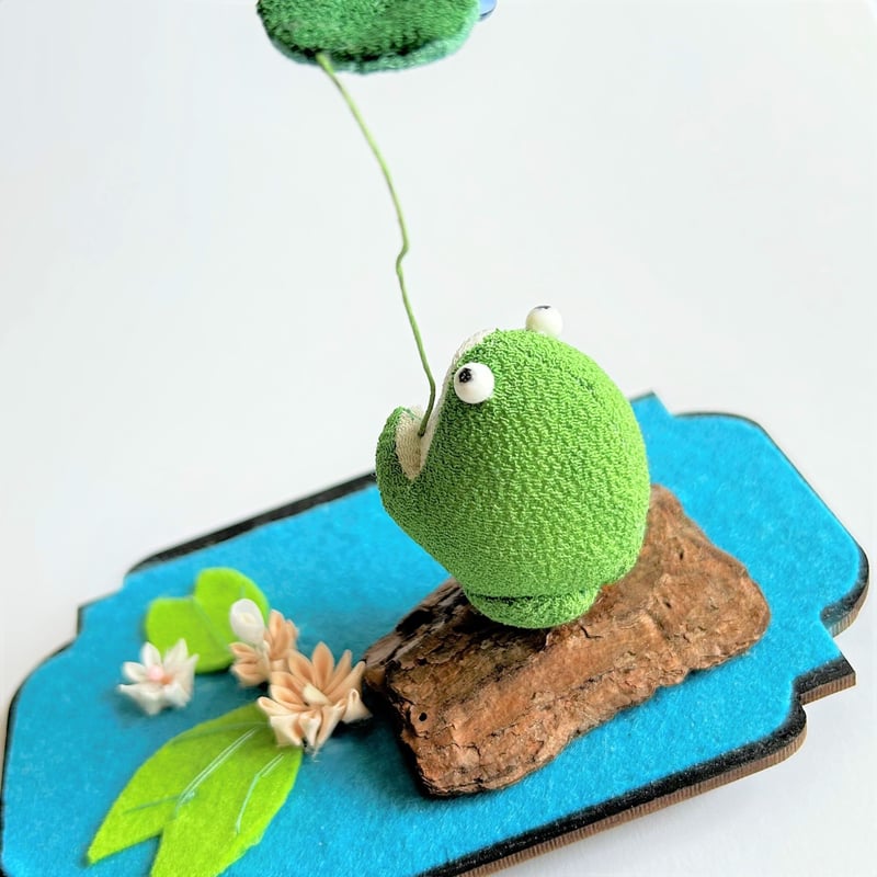 ROCOオリジナルちりめん細工 雨宿りカエル はすの花・石・台付き（池形