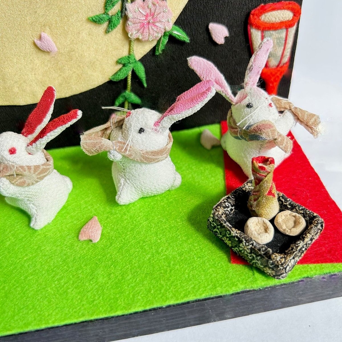 桜を愉しむうさぎ・押し絵・古布・縮緬細工・タペストリー・壁飾り 桜を愉しむうさぎ・押し絵・古布・縮緬細工・タペストリー・壁飾り