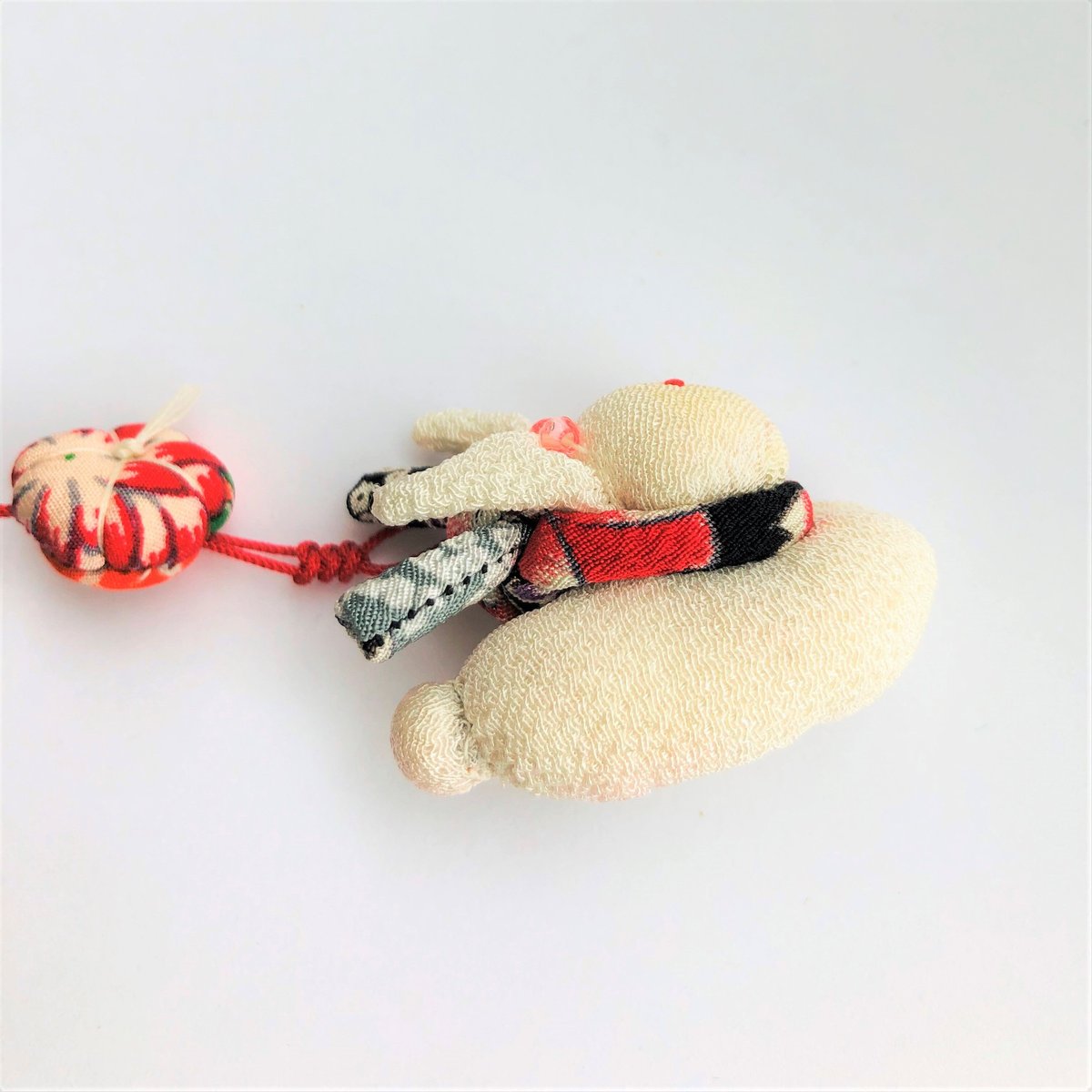 飛びうさぎ ちりめん細工 花付き T5 | Aroma & Cloth ROCO