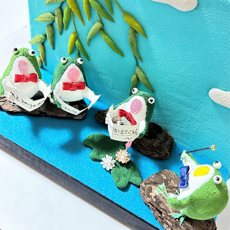 ROCOオリジナルちりめん細工 雨宿りカエルシリーズ「合唱ガエル