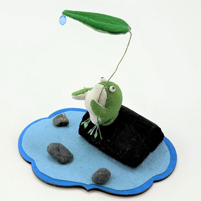 ROCOオリジナルちりめん細工墨飾り 雨宿りカエル 石・台付き（池