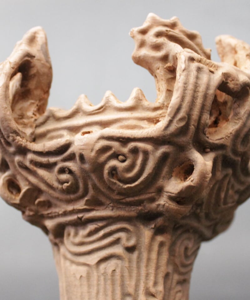 馬高遺跡・火焔土器レプリカ 19㎝ (台座1㎝・O型小鉄製ろうそく立て 馬高遺跡・火焔土器レプリカ 19㎝ (台座1㎝・O型小鉄製ろうそく立て