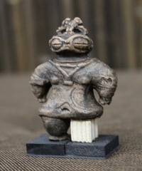 遮光器土偶レプリカ　5㎝　(台座0.5㎝)   陶器製　片足タイプ