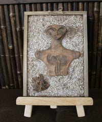 ミス馬高（縄文発掘レリーフ）18㎝×25㎝×4㎝