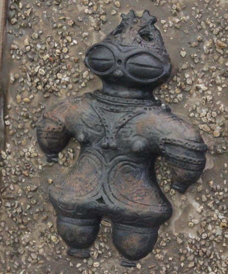遮光器土偶（縄文発掘レリーフ）18㎝×25㎝×4㎝