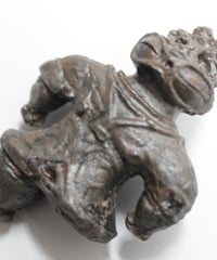 遮光器土偶レプリカ　5㎝　陶器製　(台座0.5㎝)　　片足タイプ　マグネット