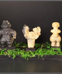 縄文博物館（小）火焔土器　4㎝　遮光器土偶5㎝　縄文のビーナス 6㎝ 台座0.5㎝