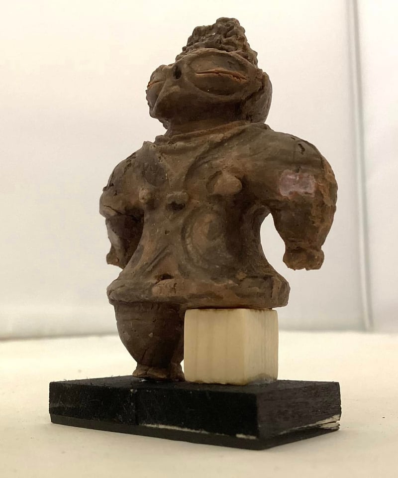 特別限定品・遮光器土偶（片足）のレプリカ 5㎝ 28g 陶器製 (台座1