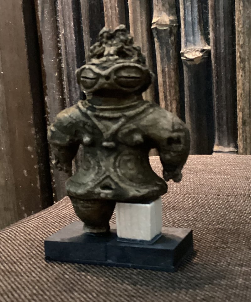 特別限定品・遮光器土偶（片足）のレプリカ 5㎝ 28g 陶器製 (台座1