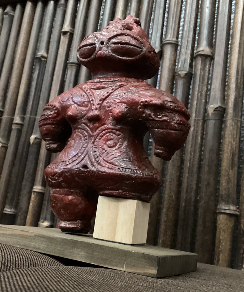 特別限定品 赤色遮光器土偶（片足）のレプリ 15㎝ 350g 陶器製 (台座1