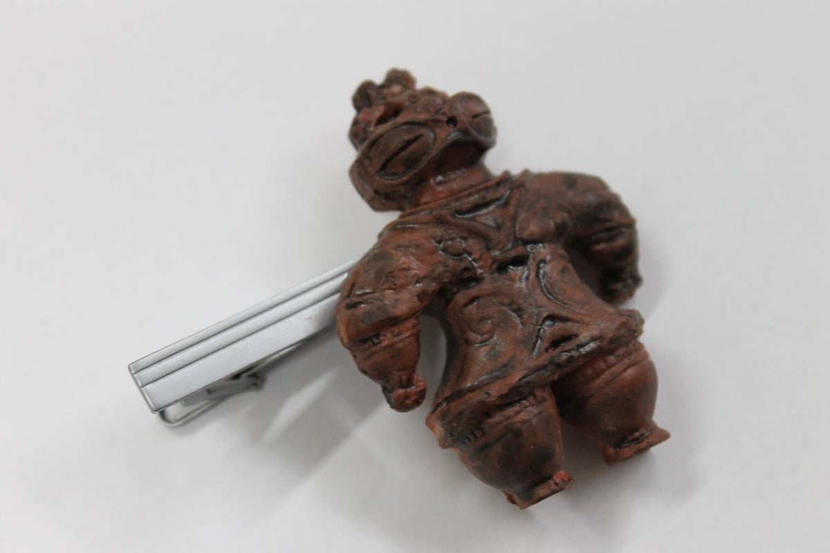 遮光器土偶ネクタイピン 5㎝ 陶器製 | 縄文ギャラリー「JOMON」 一万年