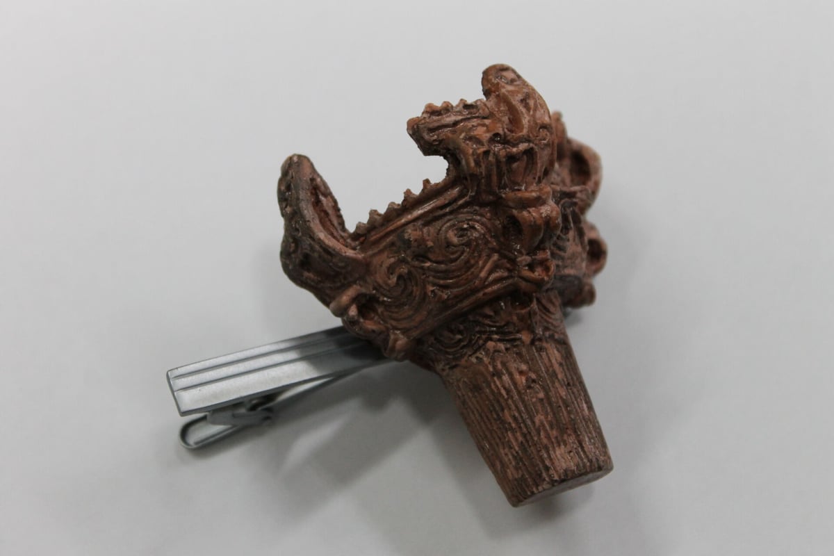 火焔型土器ネクタイピン 5㎝ 陶器製 | 縄文ギャラリー「JOMON」 一万年