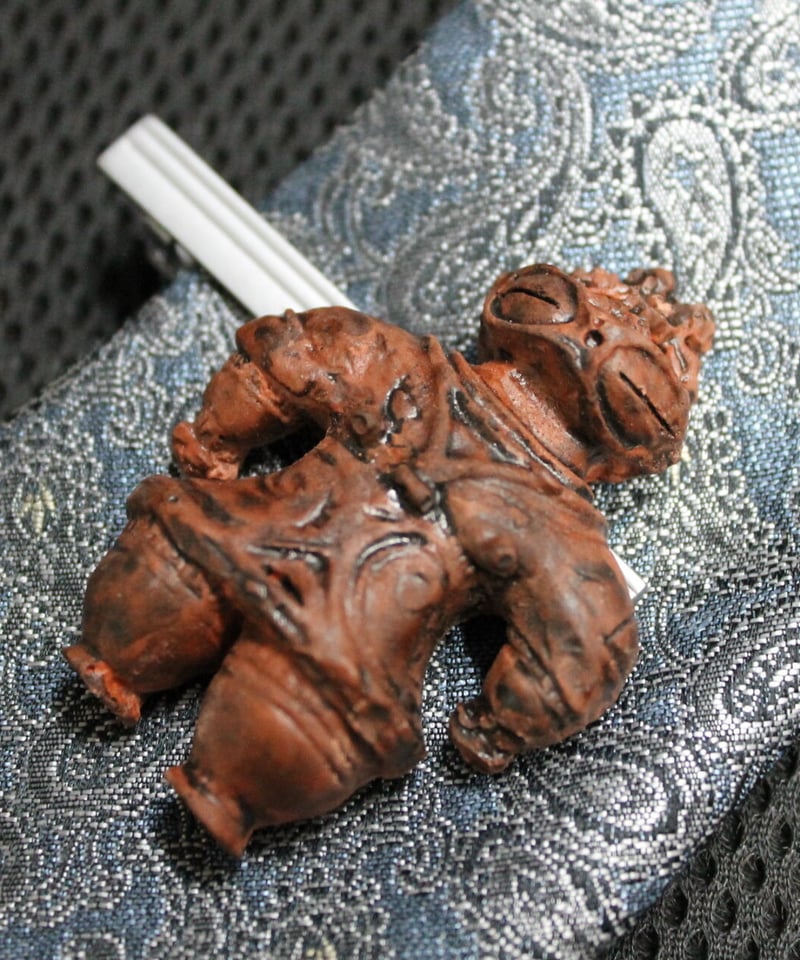 遮光器土偶ネクタイピン 5㎝ 陶器製 | 縄文ギャラリー「JOMON」 一万年