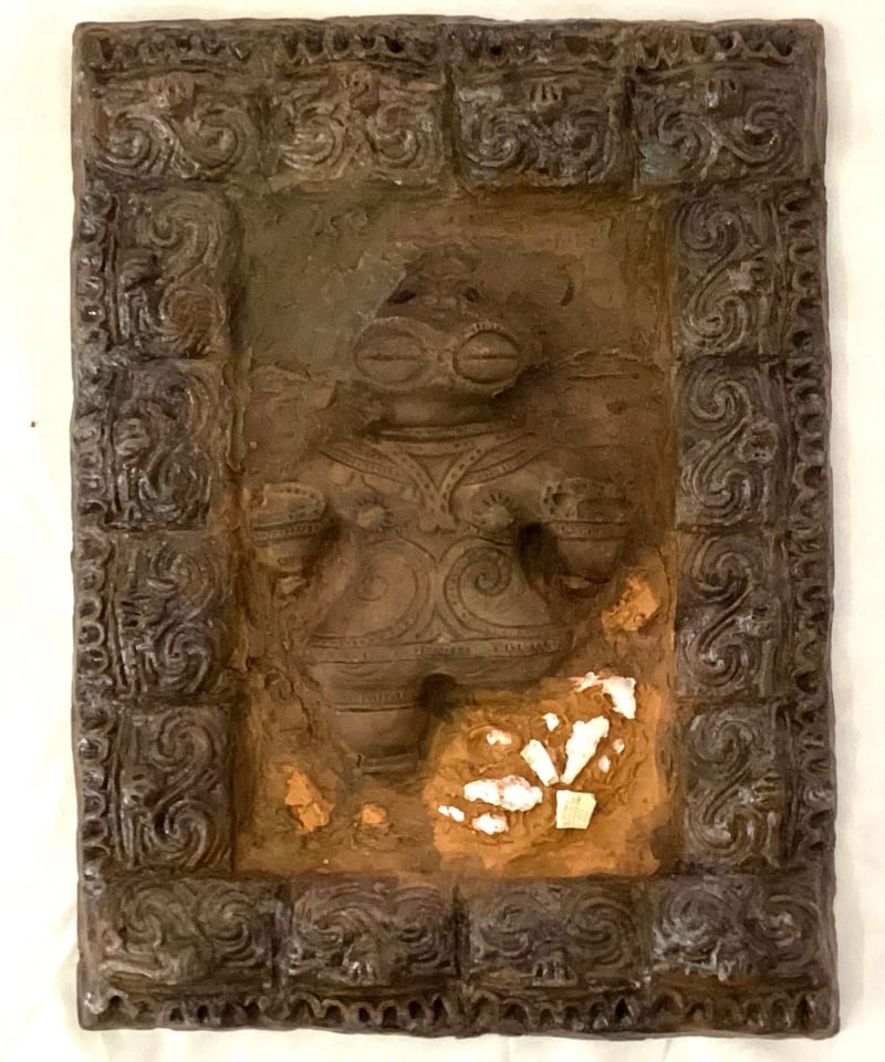 特別限定品・遮光器土偶（片足）レリーフ 28㎝×21㎝ 918g 陶器製