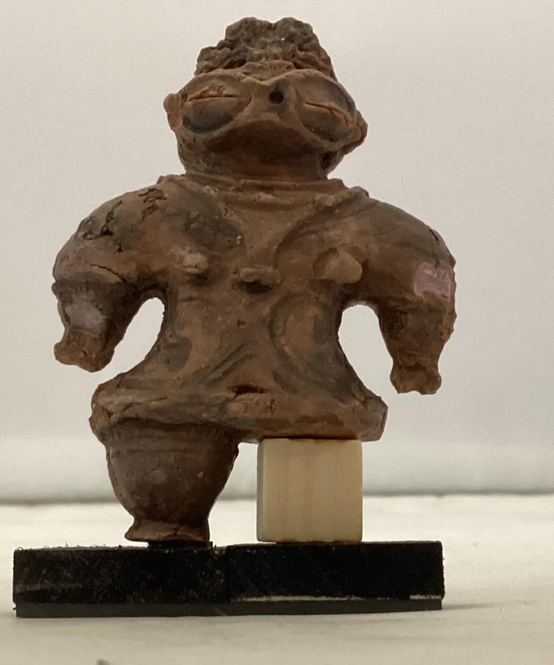 特別限定品・遮光器土偶（片足）のレプリカ 5㎝ 28g 陶器製 (台座1