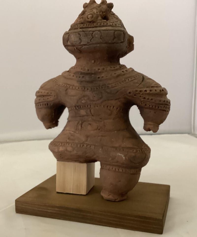 古代　土偶　獣　送料込み260107 特別限定品・遮光器土偶（片足）のレプリカ 15㎝ 350g 陶器製 (台座1