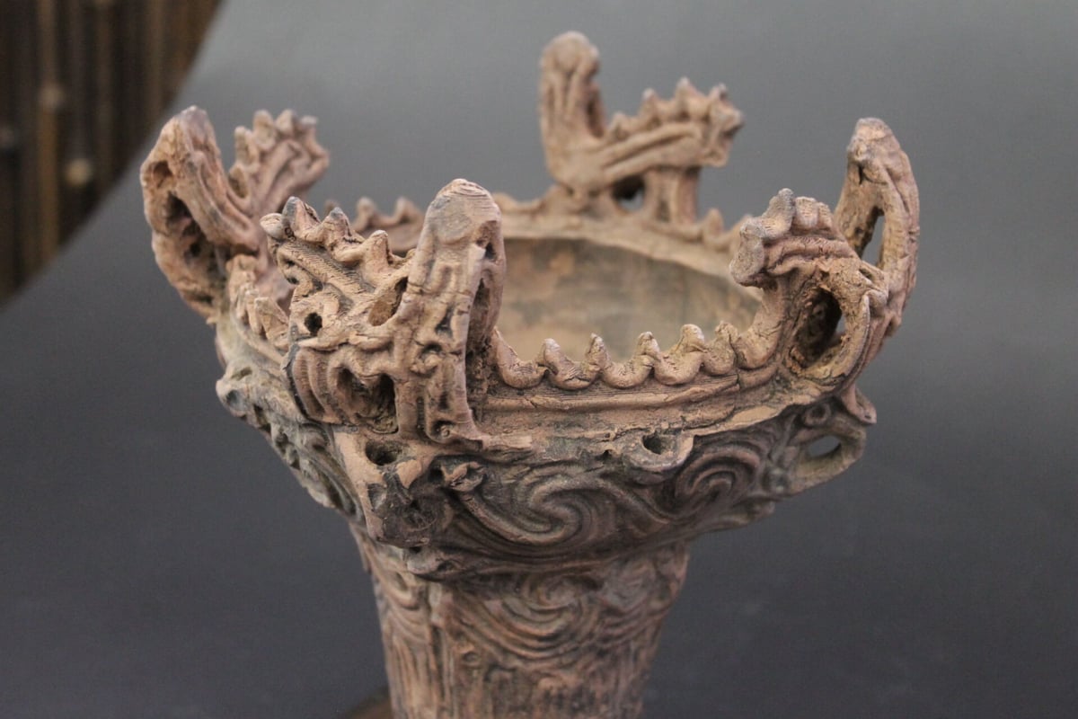 笹山遺跡・火焔型土器レプリカ 19㎝ （台座1㎝・O型小鉄製ろうそく立て