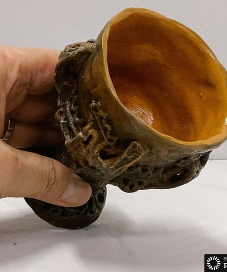 縄文・火焔型土器のビアグラス・ワイングラス　1個　8㎝×11㎝　213ｇ　手作り陶器製。