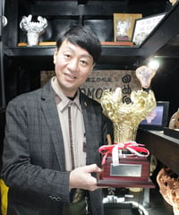 火焔型土器優勝カップ　大サイズ　30㎝（色　出土色　金色　銀色）各色選択1個。この商品は受注生産となります。電話かメールにてお問い合わせください。