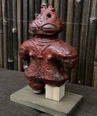 特別限定品 赤色遮光器土偶（片足）のレプリ　15㎝　350g  陶器製　(台座1㎝) 化粧箱入（朱色）