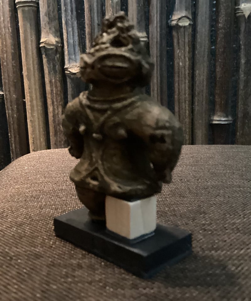 特別限定品・遮光器土偶（片足）のレプリカ 5㎝ 28g 陶器製 (台座1