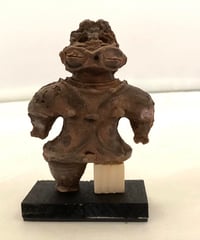 特別限定品・遮光器土偶（片足）のレプリカ　5㎝　28g  陶器製　(台座1㎝) 化粧箱入