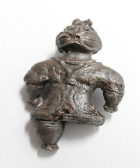 遮光器土偶レプリカ　5㎝　陶器製　(台座0.5㎝)　　片足タイプ　ブローチ