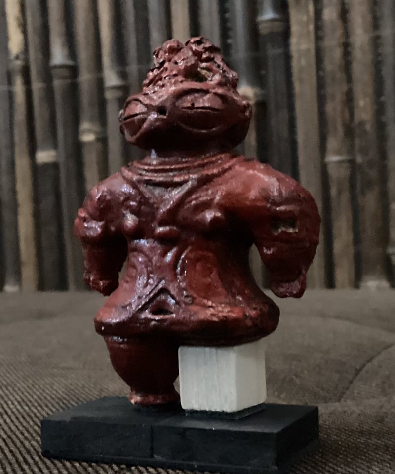 遮光器土偶 置物 台座付き 特別限定品・赤い遮光器土偶（片足）のレプリカ 5㎝ 28g 陶器製 (台座