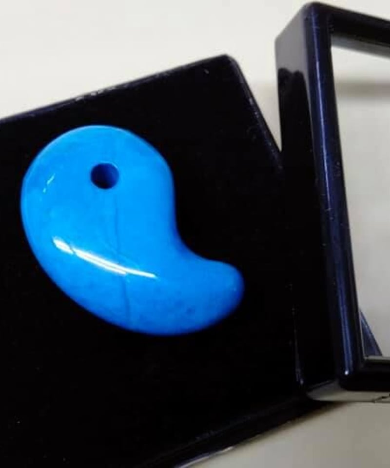 勾玉　（e）　箱付き 勾玉 25mm ブルー 6色根付紐 N6-SD 付き 完成品｜パーツ材料の通販