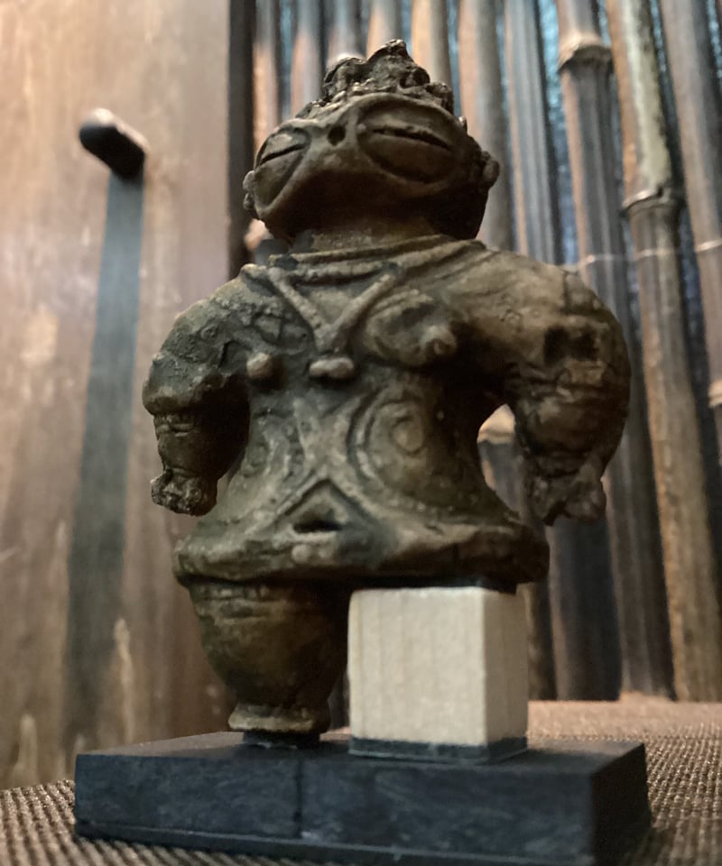 特別限定品・遮光器土偶（片足）のレプリカ 5㎝ 28g 陶器製 (台座1