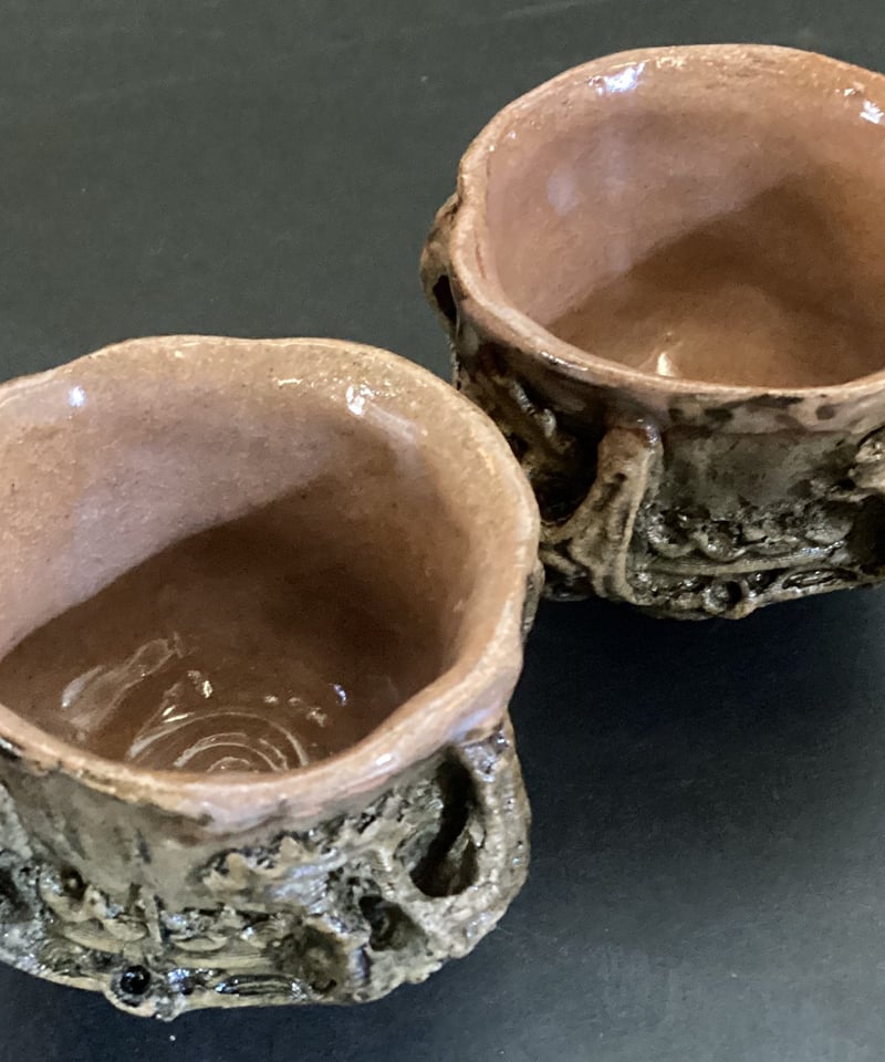 縄文・火焔型お銚子（8㎝×144g）と,ぐい呑み2個セット 直径約5㎝×48g