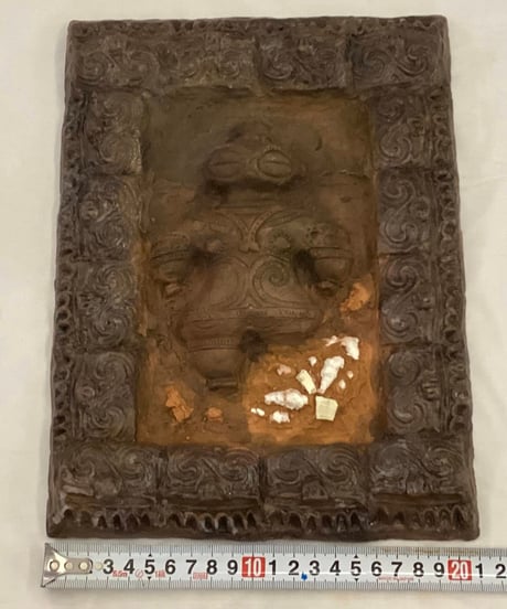 特別限定品・遮光器土偶（片足）レリーフ　28㎝×21㎝　918g  陶器製
