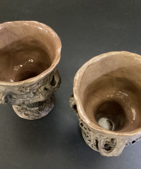 縄文・火焔型土器のフリーカップ　2個セット　8㎝×11㎝　213ｇ　手作り陶器製。