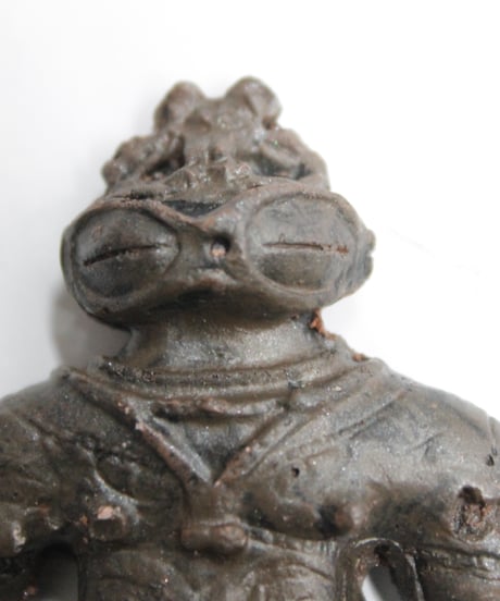 遮光器土偶レプリカ　5㎝　陶器製　(台座0.5㎝)　　片足タイプ　ブローチ