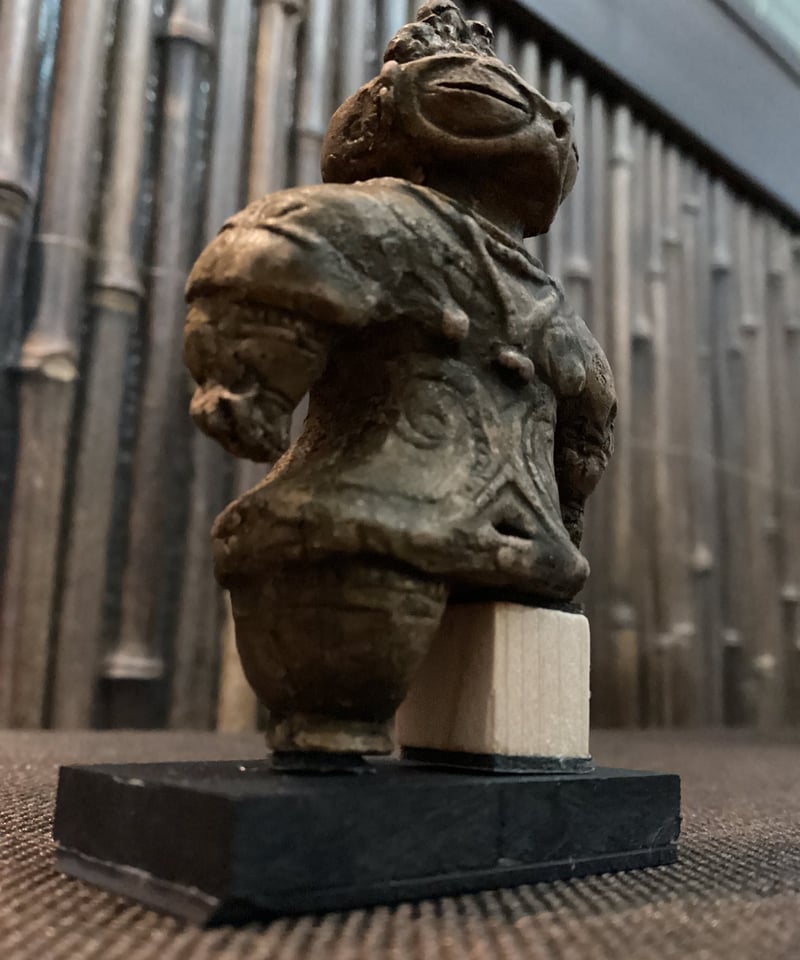 遮光器土偶　陶器製　置物　高さ12cm 特別限定品・遮光器土偶（片足）のレプリカ 5㎝ 28g 陶器製 (台座1