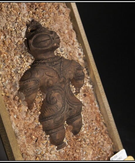 遮光器土偶（縄文発掘レリーフ）18㎝×25㎝×4㎝