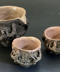 縄文・火焔型お銚子（8㎝×144ｇ）と,ぐい呑み2個セット　直径約5㎝×48ｇ