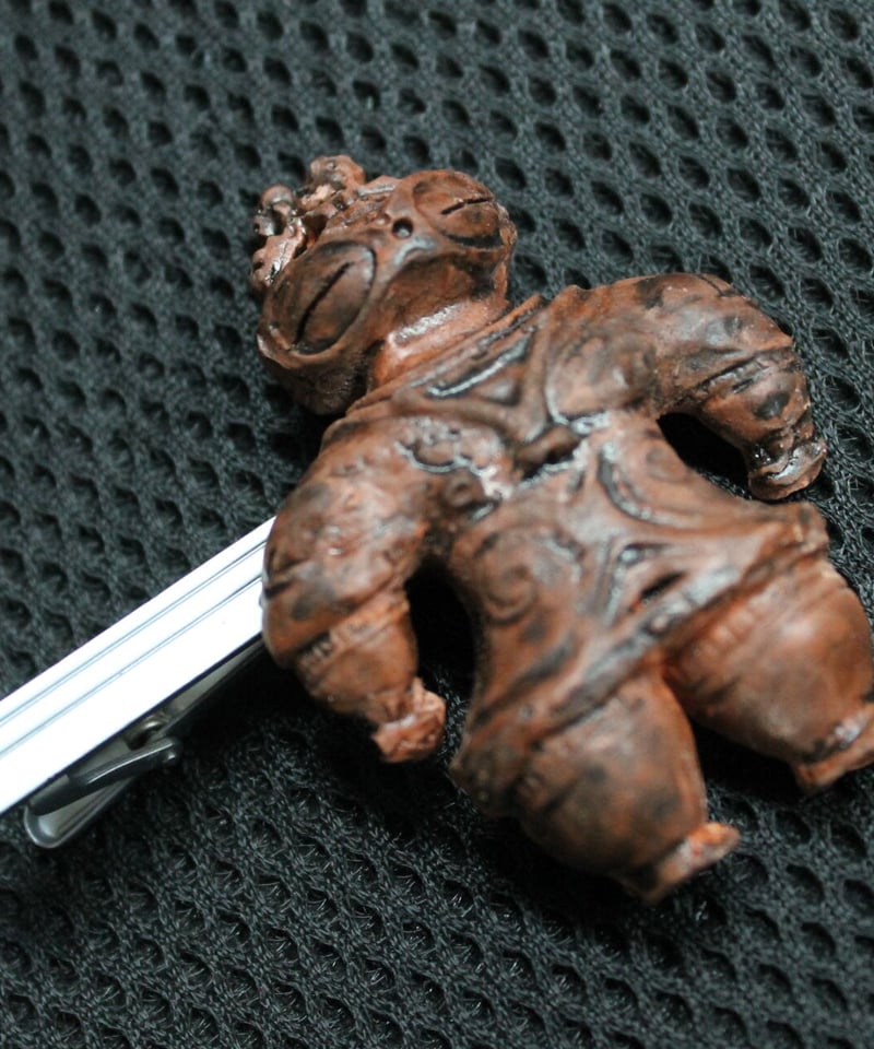 遮光器土偶ネクタイピン 5㎝ 陶器製 | 縄文ギャラリー「JOMON」 一万年