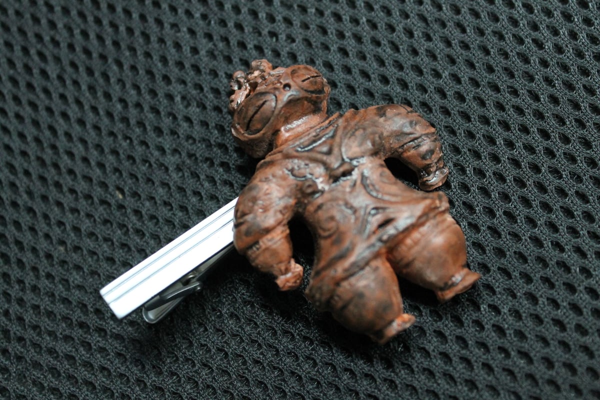 遮光器土偶ネクタイピン 5㎝ 陶器製 | 縄文ギャラリー「JOMON」 一万年
