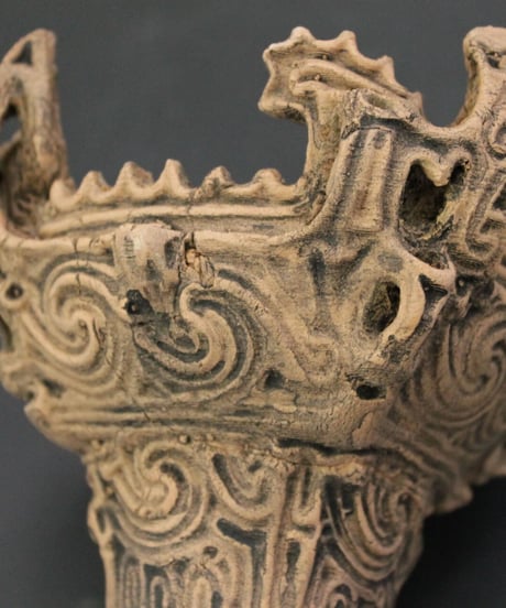 笹山遺跡・火焔型土器レプリカ 13㎝ （台座1㎝・O型小鉄製ろうそく立て・豆和ろうそく24本・マッチ付）（十日町市）