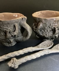 縄文・火焔型土器のコーヒーカップ・マグカップ+縄文スプーン　2個セット　7.5㎝×174ｇ　手作り陶器製。