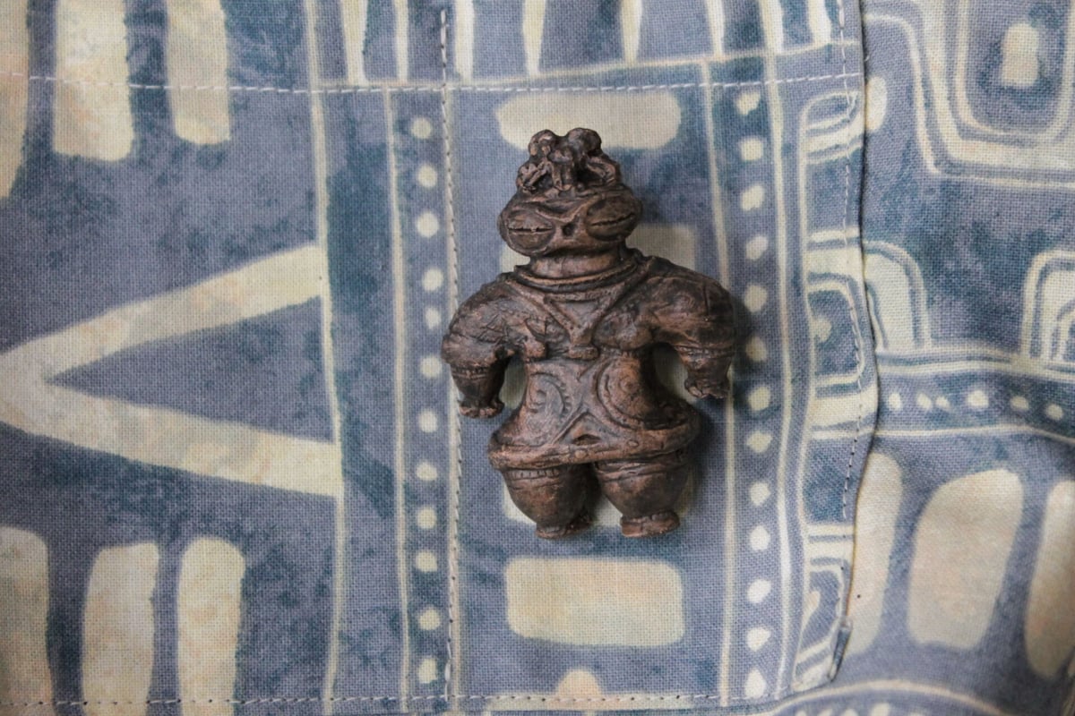 遮光器土偶ブローチ 5㎝ 回転式金具付 陶器製 | 縄文ギャラリー「JOMON  