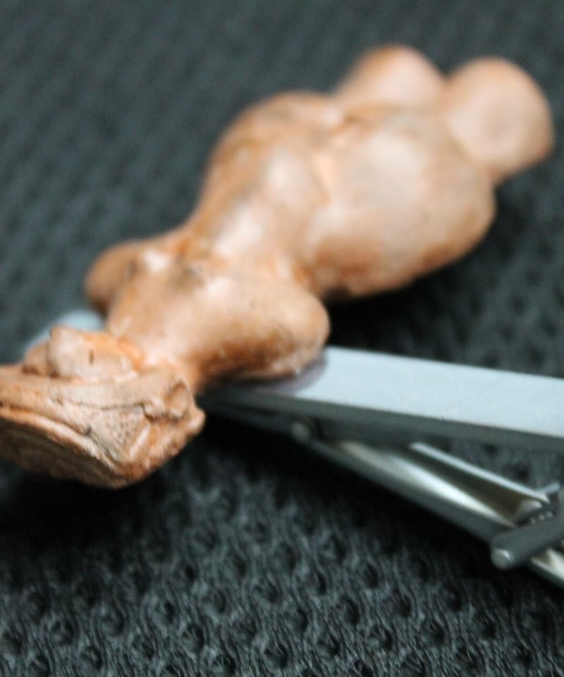 縄文のビーナスネクタイピン 5㎝ 陶器製 | 縄文ギャラリー「JOMON」 一