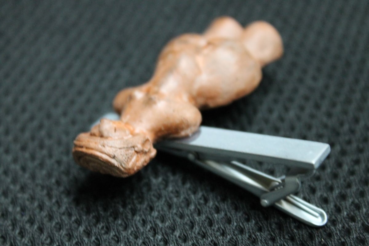 縄文のビーナスネクタイピン 5㎝ 陶器製 | 縄文ギャラリー「JOMON」 一