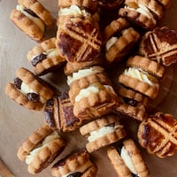 bonjour kuchibue バタークッキーレーズンサンド 缶