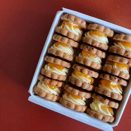 BONJOUR KUCHIBUE　杏仁香るあんずのバタークリームサンド