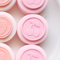 いちごチョコのせマカロン（さくらんぼ）