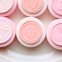 いちごチョコのせマカロン（いちご）