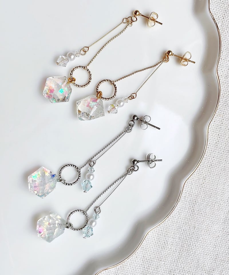 キラキラ輝くオーロラカラーの氷ピアス | Signet Handmade