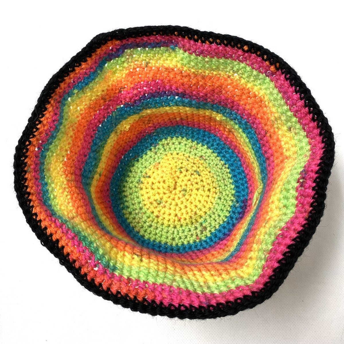 クロシェ ニット レインボー バケットハット | MESS NEEDLES